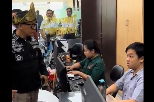 Dicueki Saat Sidak, Wamenaker Immanuel Ebenezer Bentak Karyawan Perusahaan Penahan Ijazah